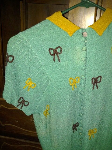 vintage bow blouse: back detail